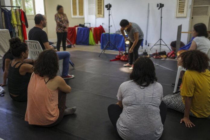 Curitiba abre 40 vagas gratuitas para curso de palhaçaria e iluminação: inscrições até 11 de setembro