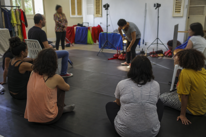 Curitiba abre 40 vagas gratuitas para curso de palhaçaria e iluminação: inscrições até 11 de setembro
