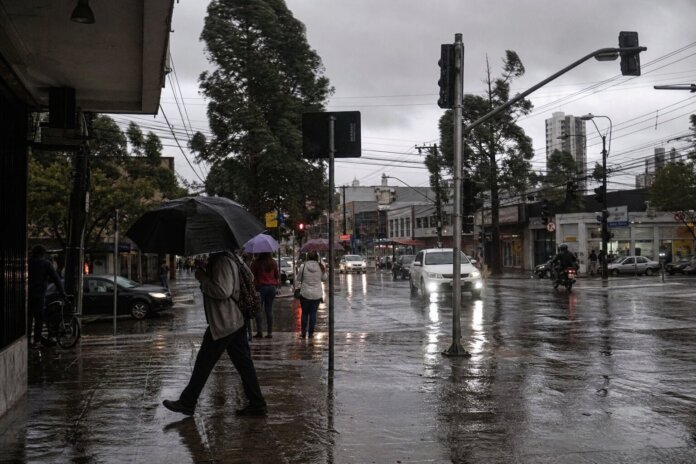 Chuva avança pelo Noroeste e frio chega ao Paraná na segunda de feriado