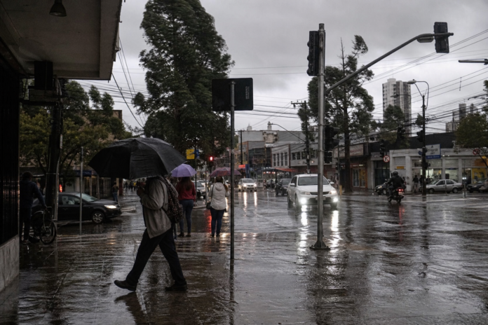 Chuva avança pelo Noroeste e frio chega ao Paraná na segunda de feriado
