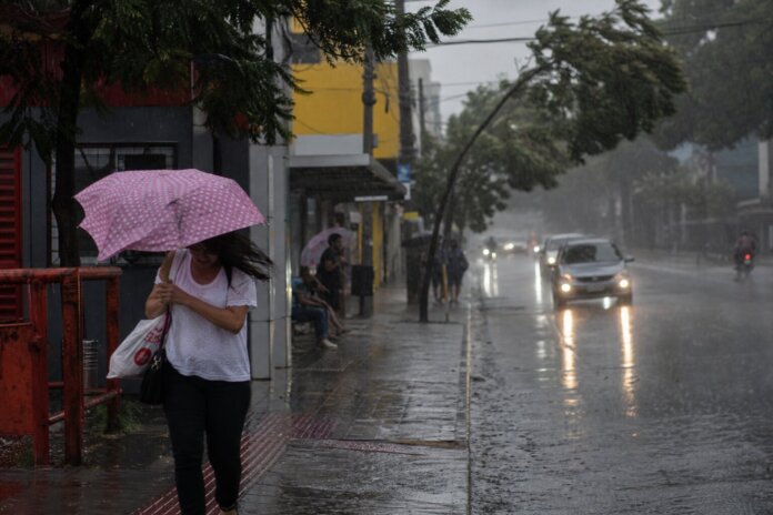 Paraná enfrenta frente fria com chuvas intensas e queda de temperatura neste fim de semana