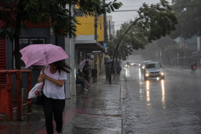 Paraná enfrenta frente fria com chuvas intensas e queda de temperatura neste fim de semana