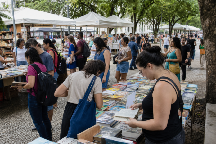 Feira do Livro de Foz do Iguaçu fecha com vendas acima das expectativas e mais de 80 atividades