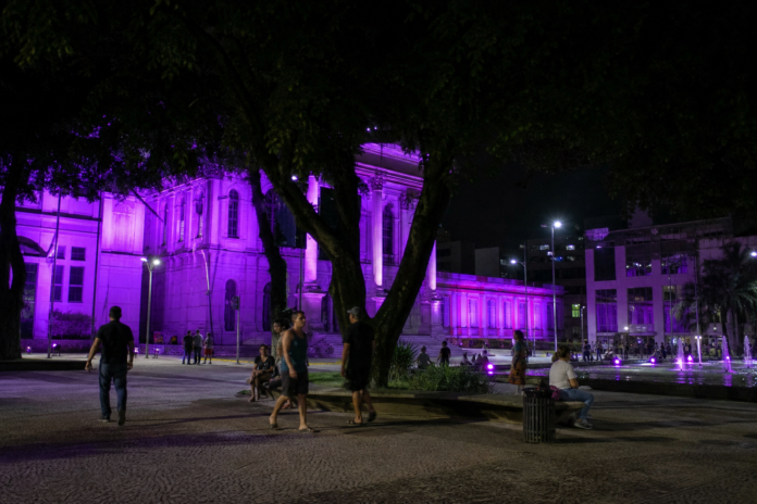 Curitiba ilumina prédios de roxo em setembro para conscientizar sobre fibrose cística