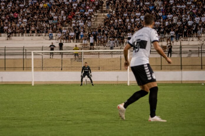 Mycael toma lugar de Santos no gol do Athletico contra o Cruzeiro