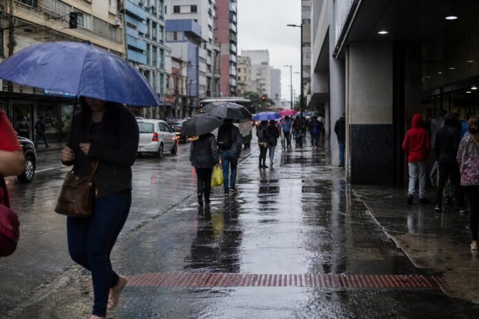 Chuva chega a Ponta Grossa na sexta, fim de semana segue nublado e frio