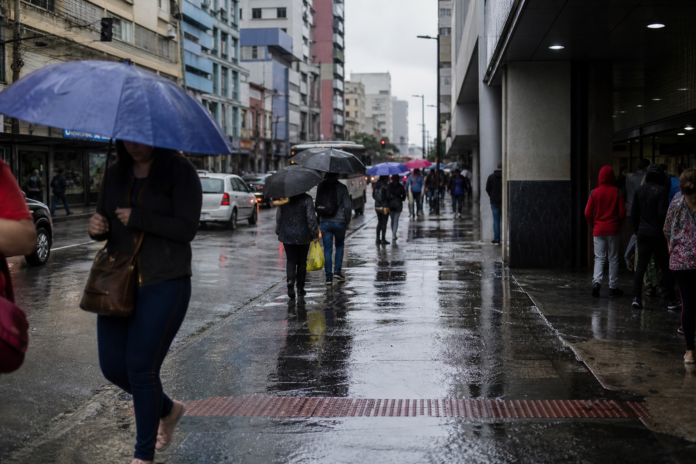 Chuva chega a Ponta Grossa na sexta, fim de semana segue nublado e frio