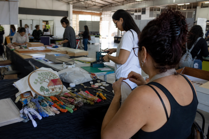Feira do Livro de Foz abre oficinas de bordado, encadernação e escrita criativa