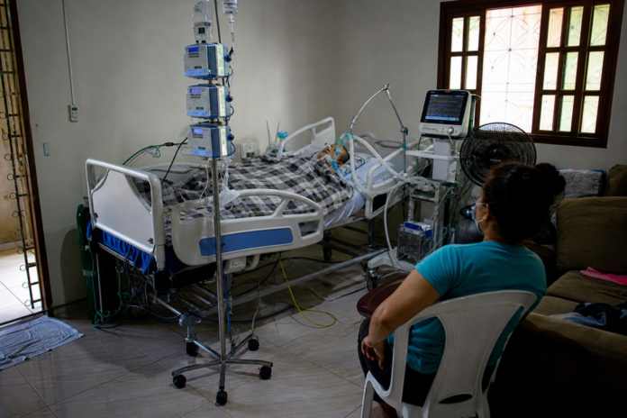Lito Sousa deixa hospital e continua tratamento em casa contra doença rara