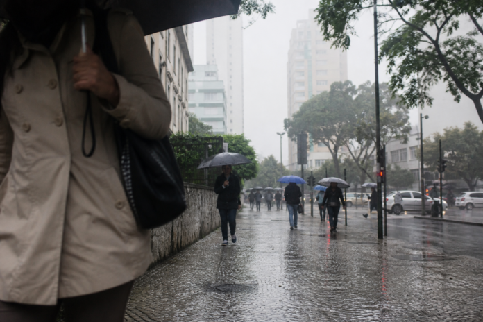 Curitiba enfrenta feriado com frio intenso e chuva, mínima chega a 5°C