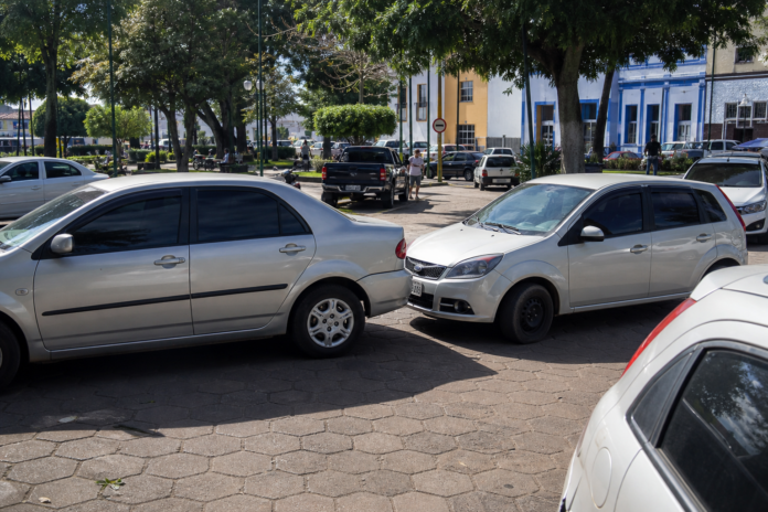 Praça da Catedral de Maringá registra estacionamentos irregulares, multa é de R$ 195,23