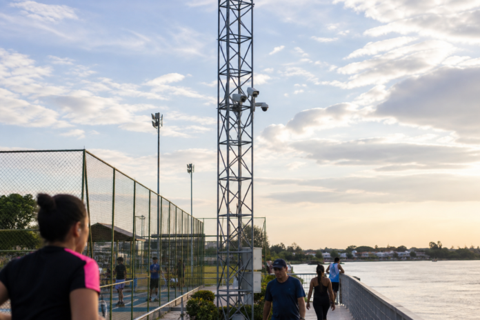 Torre de 75 metros com câmeras térmicas monitora rio Paraná na Argentina