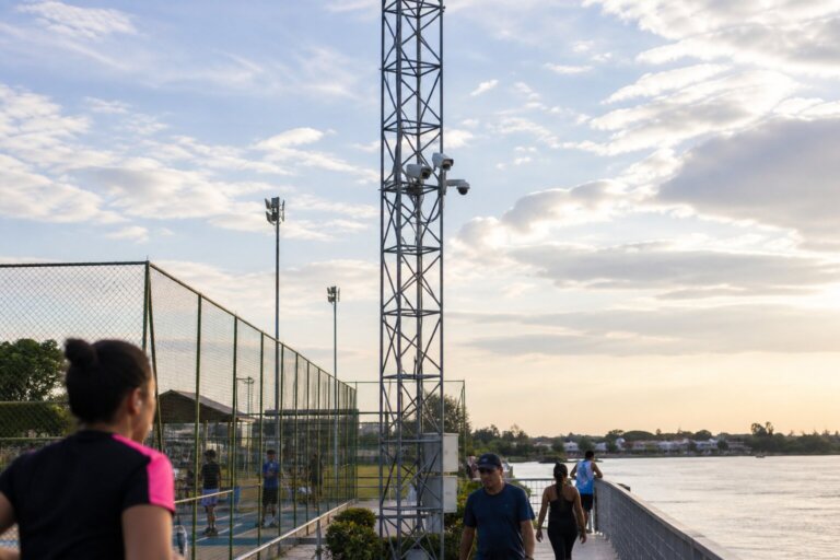 Torre de 75 metros com câmeras térmicas monitora rio Paraná na Argentina