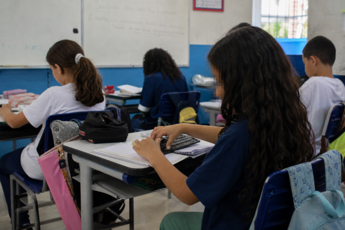 Aos 10 anos, aluna cega da rede municipal mostra autonomia na escola