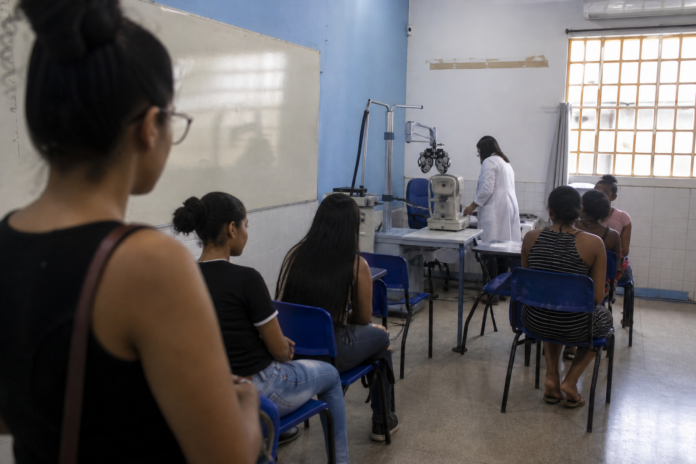 600 estudantes de Maringá fazem repescagem de avaliação oftalmológica nas escolas