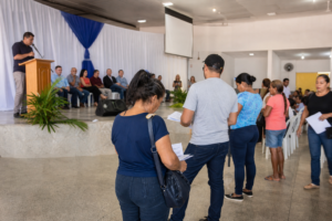 Paranaguá entrega 206 títulos de propriedade a famílias de cinco bairros