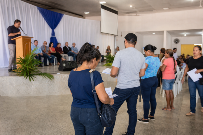 Paranaguá entrega 206 títulos de propriedade a famílias de cinco bairros