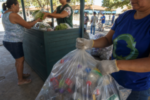 Curitiba troca recicláveis por frutas e verduras em 41 pontos nesta quinta-feira