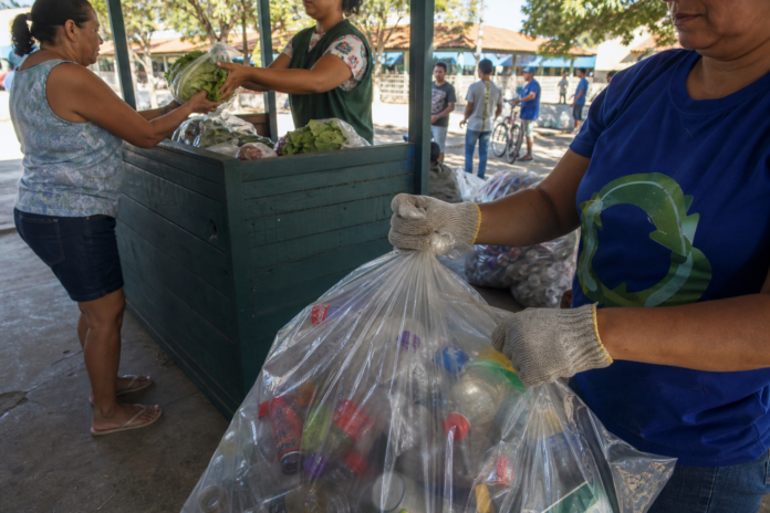 Curitiba troca recicláveis por frutas e verduras em 41 pontos nesta quinta-feira