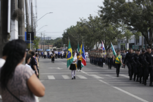 Desfile cívico em Apucarana reúne mais de 90 instituições no 7 de Setembro