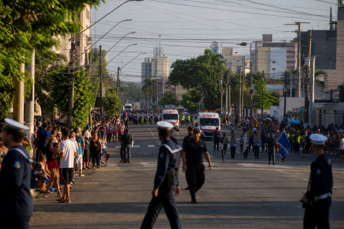7 mil pessoas participam do Desfile Cívico de Maringá na Avenida XV de Novembro