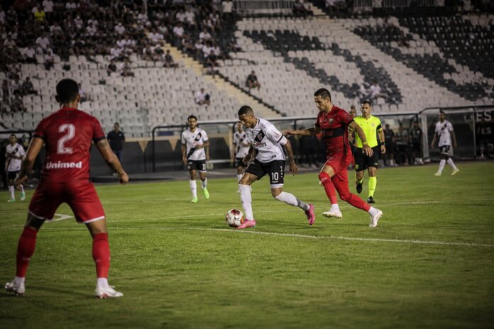 Vitória e Grêmio fecham rodada do Brasileirão nesta segunda