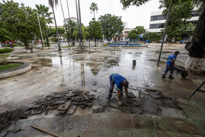 Palmas troca pisos sintéticos por piso tátil em praças, obras começam no centro