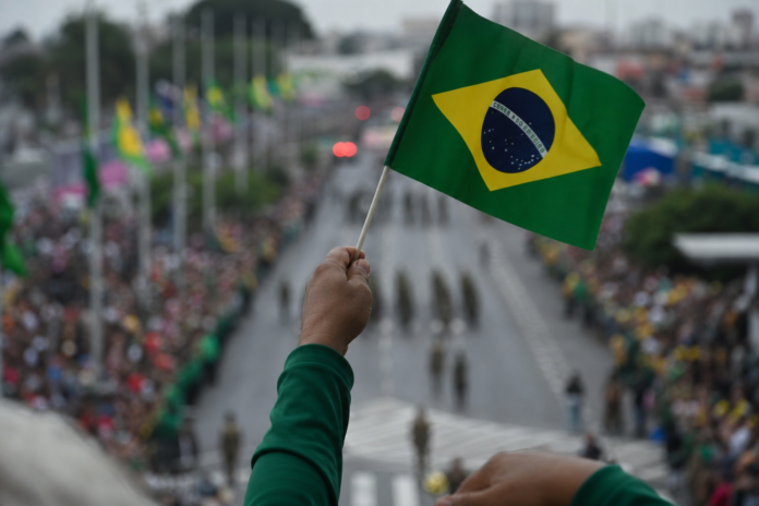 Desfile cívico em Ponta Grossa reúne 10 mil pessoas na Avenida Vicente Machado