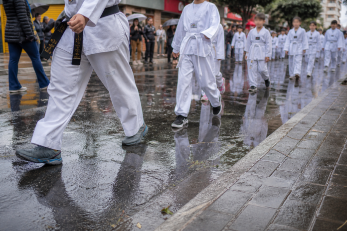 Taekwondo de Pato Branco leva atletas mirins ao desfile de 7 de Setembro
