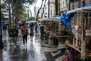 Feira de Inverno de Curitiba muda para a Avenida Luiz Xavier e agrada artesãos