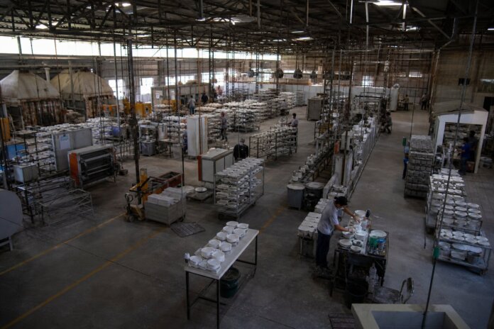 Campo Largo produz mais de 3 milhões de peças de louça por mês