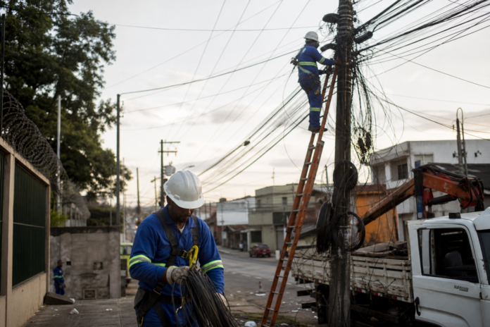 Copel remove 1,5 mil quilos de cabos irregulares em três cidades do Norte Pioneiro