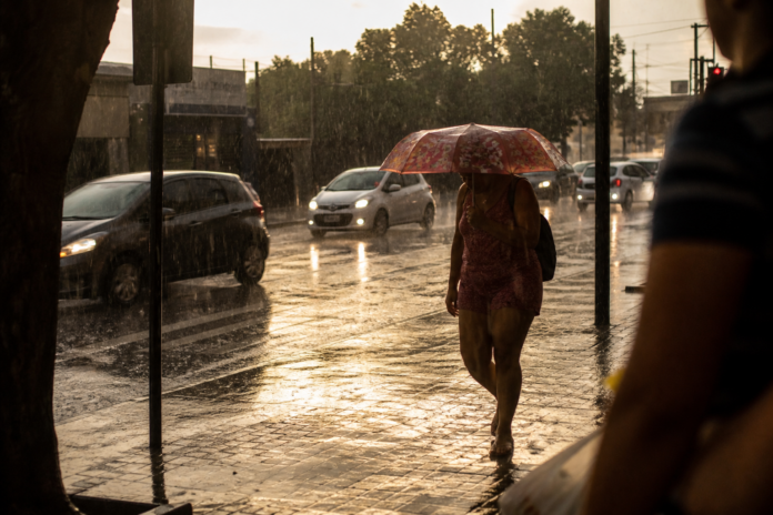 Paraná enfrenta temporais até sábado com chuva acima de 300 mm em alguns pontos