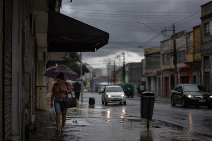 Paraná enfrenta sequência de tempestades até sábado, até 300 mm de chuva em pontos críticos