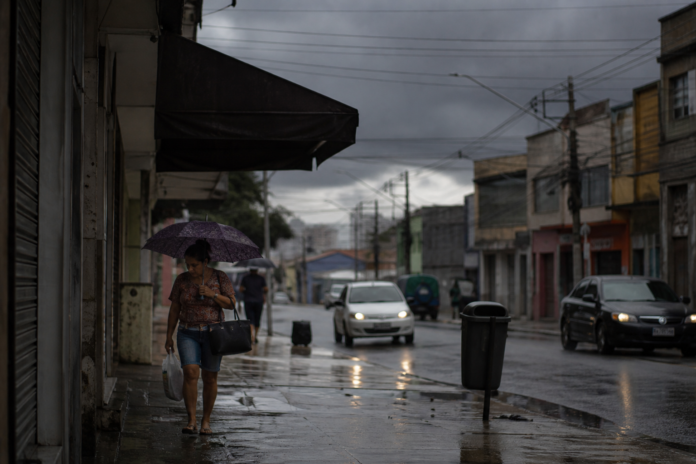 Paraná enfrenta sequência de tempestades até sábado, até 300 mm de chuva em pontos críticos