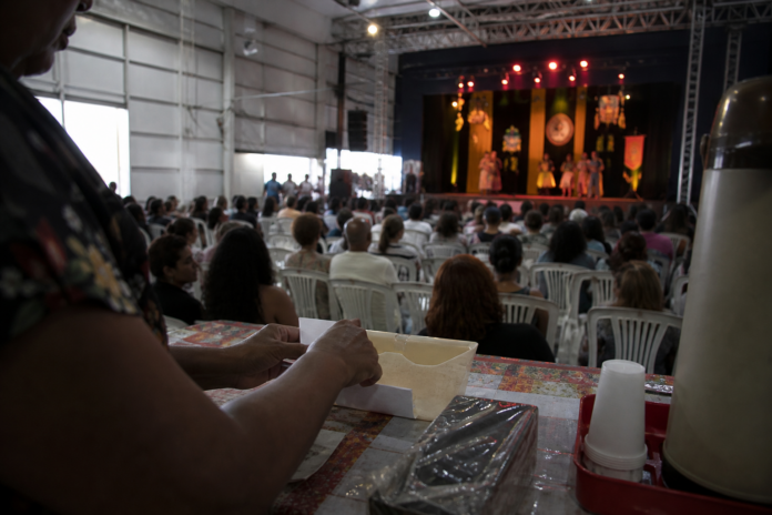 Teatro gratuito em Marechal Cândido Rondon reúne família com improviso e humor