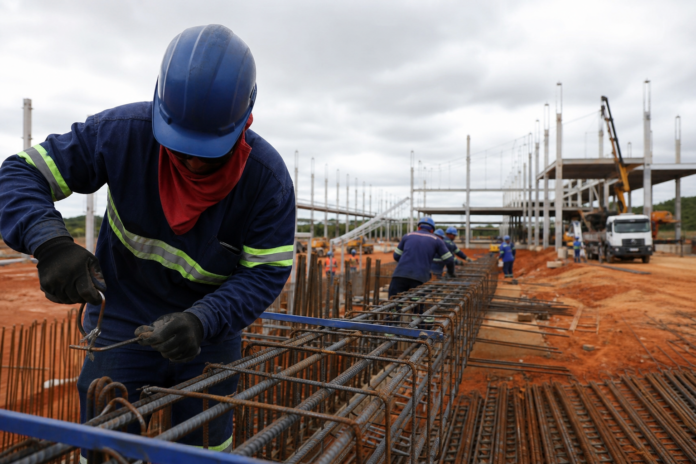 Apucarana recebe 5 empresas com investimento de R$ 9,1 milhões e 112 vagas