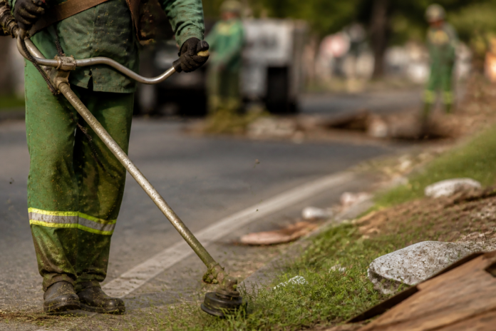 Sanambi limpa Avenida Brasil e encontra lixo descartado irregularmente