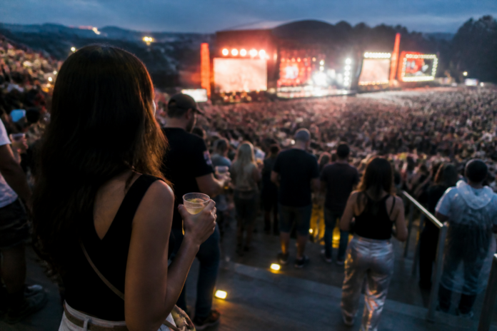 Carol Castro apresenta novo namorado no Rock in Rio