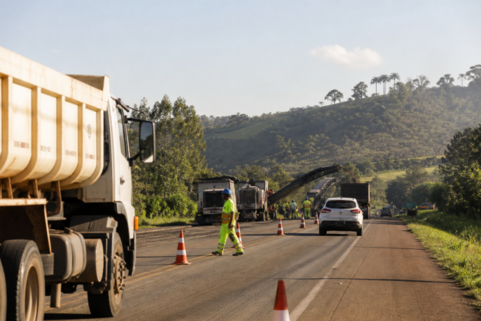 PR-323 tem obras e interdições de faixas em Umuarama nesta terça