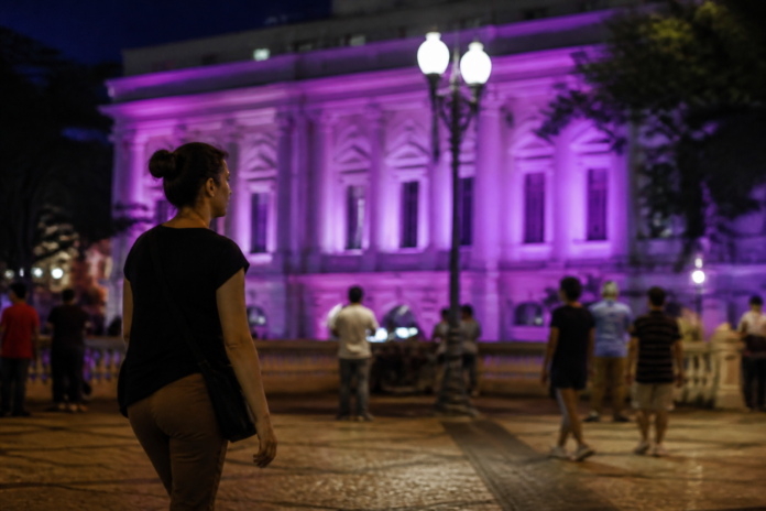 Curitiba ilumina monumentos de roxo para conscientizar sobre fibrose cística