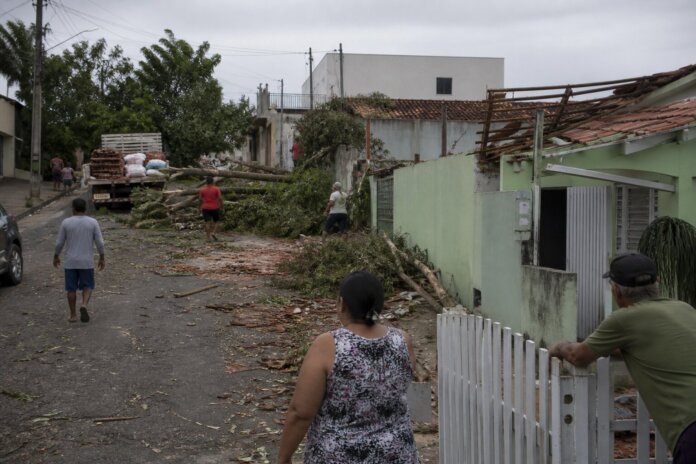 Temporal de sábado deixa 78 casas destelhadas na Zona Norte de Londrina