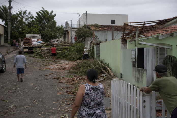 Temporal de sábado deixa 78 casas destelhadas na Zona Norte de Londrina