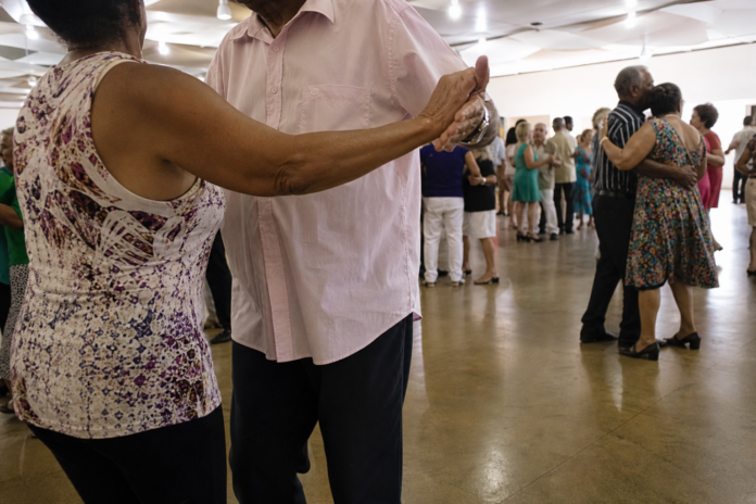 Paranavaí recebe Baile Tropical com música e dança para idosos no dia 16