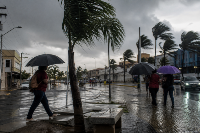 Cascavel e Oeste entram em alerta para temporais severos com granizo e ventos acima de 100 km/h