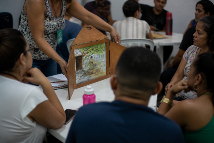 Oficina de Kamishibai reúne professores e artistas em Cianorte