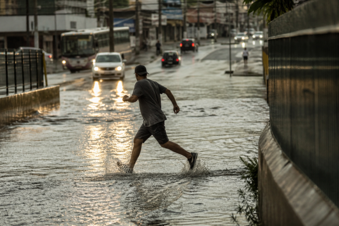 Chuva de até 14,8 mm causa alagamentos em Curitiba e região, quinta-feira segue instável