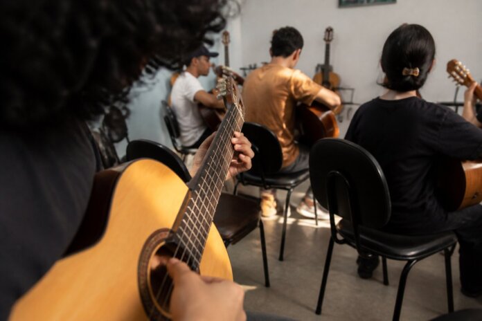 Jacarezinho abre inscrições para oficinas gratuitas de violão em três locais