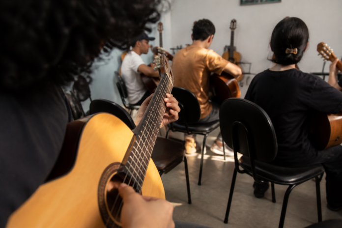 Jacarezinho abre inscrições para oficinas gratuitas de violão em três locais
