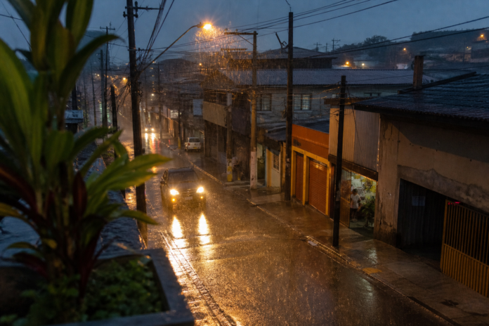 Chuva deixa 9,1 mil imóveis sem luz em Curitiba nesta quinta